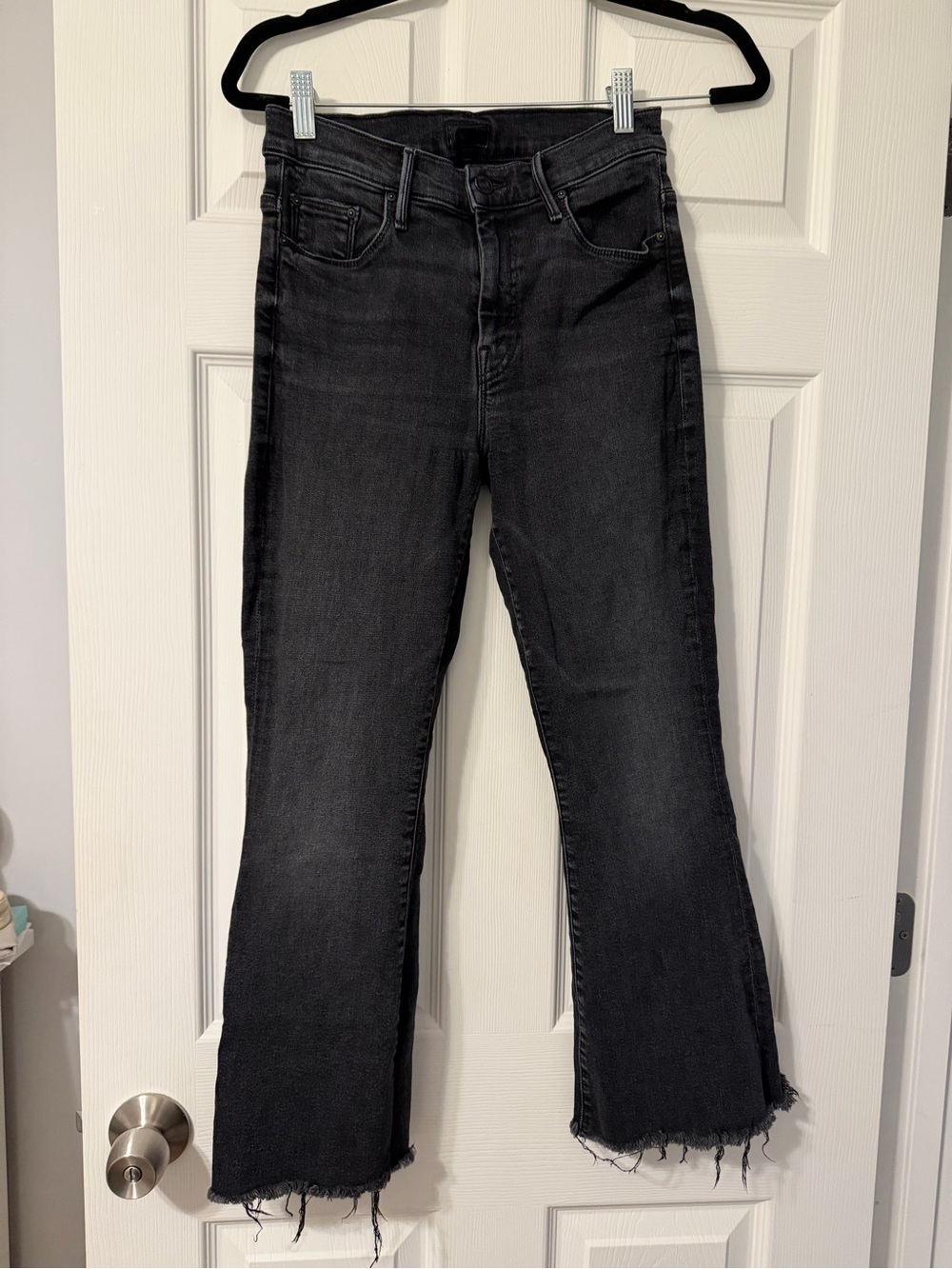 MOTHER High-Rise “the weekender fray” Jeans in color Night Shadow